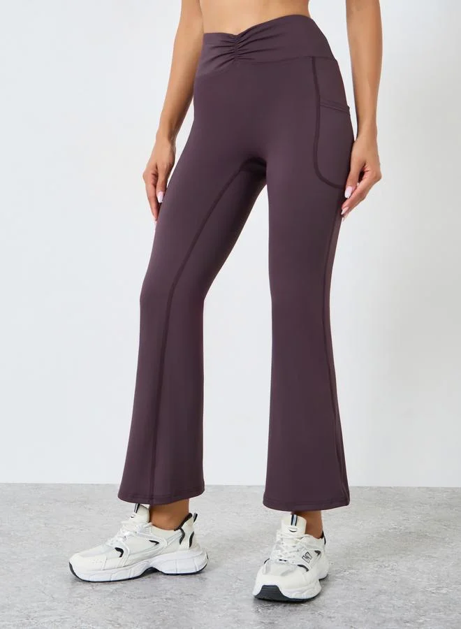 ستايلي اكتيف ليقنز بأرجل واسعة وتفاصيل مزمومة من الأمام